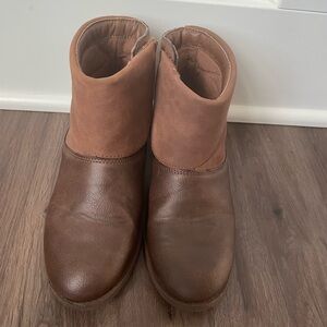 Girl Oshkosh boots size 3